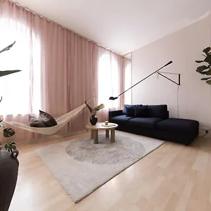 Shoreditch Loft W 100inch Cinema, Premium Mattress & Hammock, By The Design Traveller Apartment
